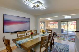 Televisi dan/atau pusat hiburan di Modern Wheat Ridge Home with Private Hot Tub and Sauna