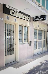 コルドバにあるHOTEL RESIDENCIAL CAMACHOのホテルのカマチョーの建物