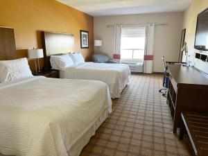 เตียงในห้องที่ Four Points by Sheraton Edmonton Gateway