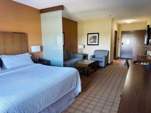 เตียงในห้องที่ Four Points by Sheraton Edmonton Gateway