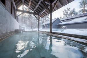 北塩原村にある裏磐梯レイクリゾート 迎賓館 猫魔離宮の雪の家の中のスイミングプール