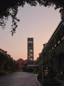 uma torre de relógio no meio de um edifício em Capella Shanghai, Jian Ye Li em Xangai