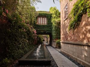 um beco num edifício com uma fonte de água em Capella Shanghai, Jian Ye Li em Xangai