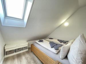 1 dormitorio con 2 camas y ventana en Fievfoten OG, en Borkum