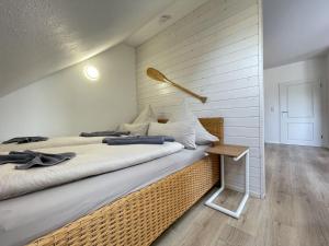 1 dormitorio con 1 cama grande y 1 mesa en Fievfoten OG, en Borkum