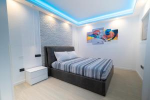 una piccola camera con letto e soffitto blu di Blue Island - Luxury House a Olbia