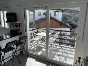 APARTAMENTO PRECIOSO SOL Y SIERRA 발코니 또는 테라스