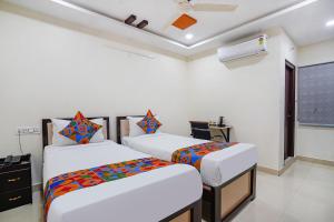 Postelja oz. postelje v sobi nastanitve FabHotel Sri Karthikeya Grand - Nr Nexus Hyderabad Mall