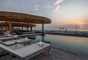 - une piscine dans un complexe avec vue sur l'océan dans l'établissement Kardia Resort Gili Trawangan A Pramana Experience, à Gili Trawangan