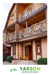 - un grand bâtiment en bois avec un balcon dans l'établissement Готель Ярсон, à Yaremtche