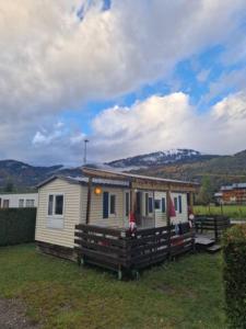 een klein huisje bovenop een tuin bij Charmant mobilhome à 2 pas remontés ski Samoëns in Samoëns