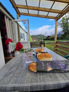 een tafel met een bord brood en een roos bij Charmant mobilhome à 2 pas remontés ski Samoëns in Samoëns