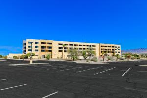 um parque de estacionamento em frente a um grande edifício em Studio 6 Suites Lake Havasu City AZ em Lake Havasu City