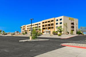 um parque de estacionamento vazio em frente a um edifício em Studio 6 Suites Lake Havasu City AZ em Lake Havasu City