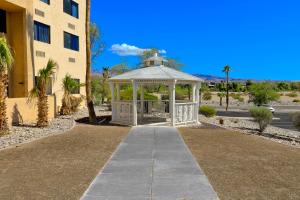 um gazebo no meio de um passeio em Studio 6 Suites Lake Havasu City AZ em Lake Havasu City