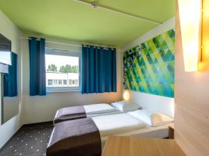 B&B Hotel Erlangen-Süd房間的床