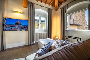 uma sala de estar com um sofá e uma grande janela em Dimora Collection - Le Torri - Boutique Luxury Suites - Adults Only em Florença