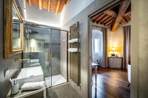 uma casa de banho com um chuveiro e um lavatório. em Dimora Collection - Le Torri - Boutique Luxury Suites - Adults Only em Florença