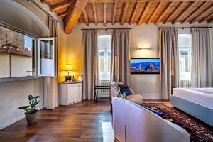 um quarto de hotel com uma cama e uma televisão em Dimora Collection - Le Torri - Boutique Luxury Suites - Adults Only em Florença