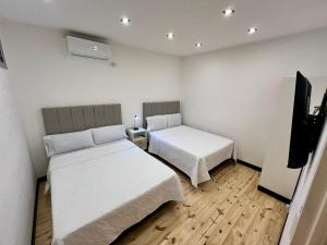 En eller flere senger på et rom på URBANA PREMIUM SUITES Apartamentos de Categoría Parking Privado - Seguridad - Sanatorio Allende - Hospital Privado - Estadio Kempes - Universidad Siglo 21 - Complejo Ferial Córdoba - Quorum - Aeropuerto Internacional Taravella