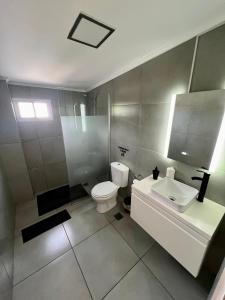 Et bad på URBANA PREMIUM SUITES Apartamentos de Categoría Parking Privado - Seguridad - Sanatorio Allende - Hospital Privado - Estadio Kempes - Universidad Siglo 21 - Complejo Ferial Córdoba - Quorum - Aeropuerto Internacional Taravella