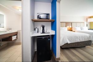 Ένα ή περισσότερα κρεβάτια σε δωμάτιο στο Holiday Inn Express & Suites - Florence - Cincinnati Airport, an IHG Hotel