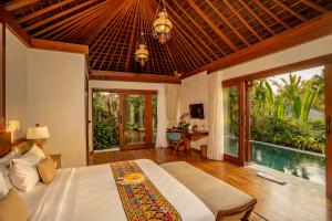 Cama ou camas em um quarto em Nau Villa Ubud