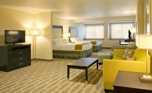 โทรทัศน์และ/หรือระบบความบันเทิงของ Holiday Inn Express & Suites Colorado Springs Central, an IHG Hotel