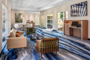 eine Lobby mit einem Sofa, Stühlen und Tischen in der Unterkunft Fairfield Inn and Suites by Marriott San Jose Airport in San Jose