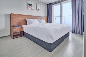 En eller flere senge i et værelse på Gangneung Chonpines Ocean Suites Hotel