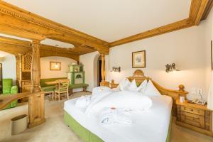 Mirabell Dolomites Hotel Luxury Ayurveda & Spa tesisinde bir odada yatak veya yataklar