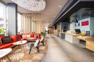 um lobby com sofás e mesas e uma cafetaria em ibis Geneve Centre Lac em Genebra