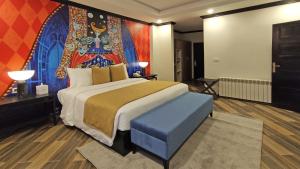 um quarto de hotel com uma cama e um quadro na parede em The Vibe By Ambiance em Murree