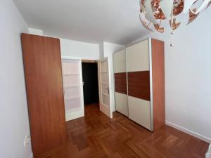 ein leeres Zimmer mit einem Schrank und einem Flur in der Unterkunft Flat near city center in Zagreb