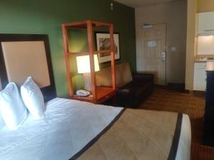 Кровать или кровати в номере Extended Stay America Suites - Denver - Aurora North