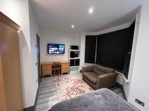 una camera con letto, sedia e scrivania di Rooms in Modernised Victorian House a Croydon