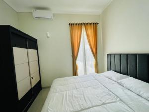 Giường trong phòng chung tại Fathana Villa - Dekat JTP3