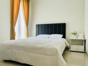 Giường trong phòng chung tại Fathana Villa - Dekat JTP3