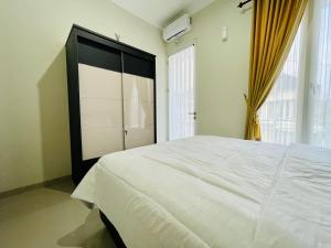 Giường trong phòng chung tại Fathana Villa - Dekat JTP3