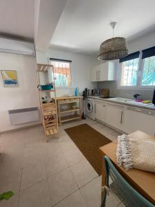 A cozinha ou cozinha compacta de Appartement meublé Porto vecchio