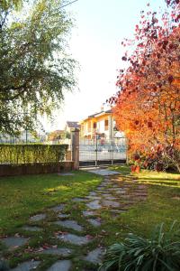 un passaggio pedonale in un cortile accanto a una casa di B&R Apartment a Caselle Torinese