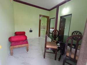 Habitación con mesa, silla y espejo. en Sili Homestay, en Madikeri