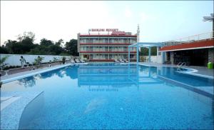 una grande piscina di fronte a un hotel di Shinjini Resort a Mandarmoni