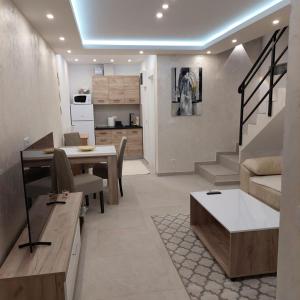 Кухня або міні-кухня у Apartman LUX Jelena