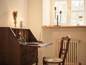 een bureau met een laptop erop bij Gästehaus im Schlosspark 