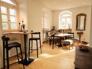 een keuken en een woonkamer met een tafel en stoelen bij Gästehaus im Schlosspark 