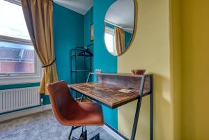 una stanza con tavolo, specchio e sedia di XMAS SPECIAL OFFER!! 2-BR Modern, Stylish & Stunning Contractor House, Prime Portsmouth Location with Parking - By Blue Puffin Stays a Portsmouth