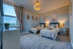 una camera con due letti e una finestra di XMAS SPECIAL OFFER!! 2-BR Modern, Stylish & Stunning Contractor House, Prime Portsmouth Location with Parking - By Blue Puffin Stays a Portsmouth