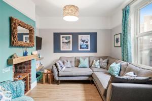 Χώρος καθιστικού στο 3-BR Stylish Spacious Townhouse, Perfect for Groups, Sleeps 6 with Free Parking Permit, Southsea - Work Contractors Special Offer - By Blue Puffin Stays