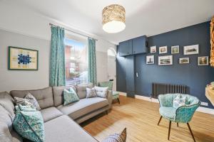 Χώρος καθιστικού στο 3-BR Stylish Spacious Townhouse, Perfect for Groups, Sleeps 6 with Free Parking Permit, Southsea - Work Contractors Special Offer - By Blue Puffin Stays